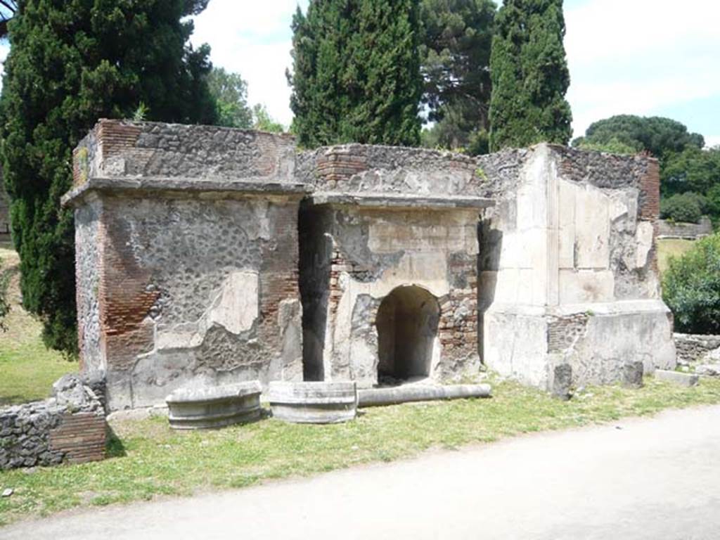 Pompeii Porta Nocera. May 2011. Via delle Tombe, looking north to 10EN, 12EN and 14EN.
Photo courtesy of Buzz Ferebee.

