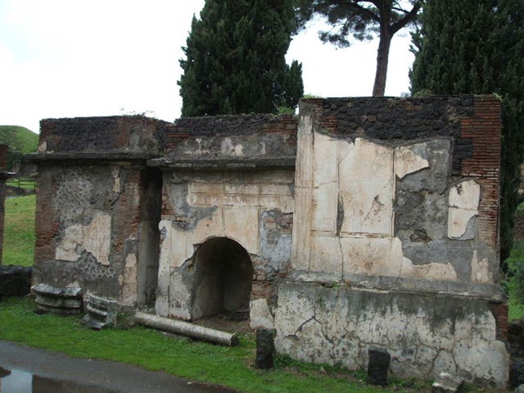 Pompeii Porta Nocera. December 2004.
Tombs 10EN, 12EN and 14EN, looking north from Via delle Tombe. 

