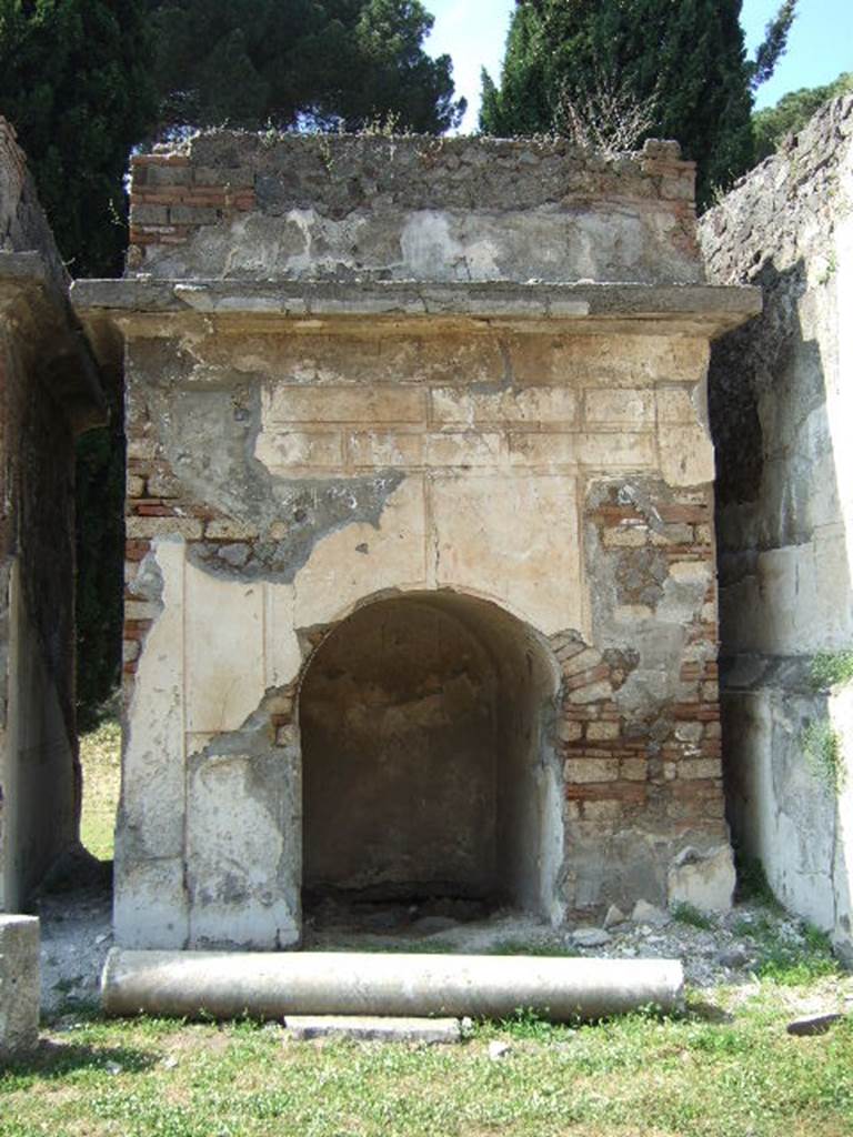 Pompeii Porta Nocera Tomb 12EN. May 2006. Tomb of L. Hadonina? Eschebach identified this as the tomb of L. Hadonina. D’Ambrosio believes this is probably a confusion with the Aninia Didime of tomb 8EN. Three Columelle without inscriptions were found in situ in the niche. In the absence of any inscriptions or documentation of epigraphy the tomb cannot be identified. See D’Ambrosio, A. and De Caro, S., 1983. Un Impegno per Pompei: Fotopiano e documentazione della Necropoli di Porta Nocera. Milano: Touring Club Italiano. (12EN).