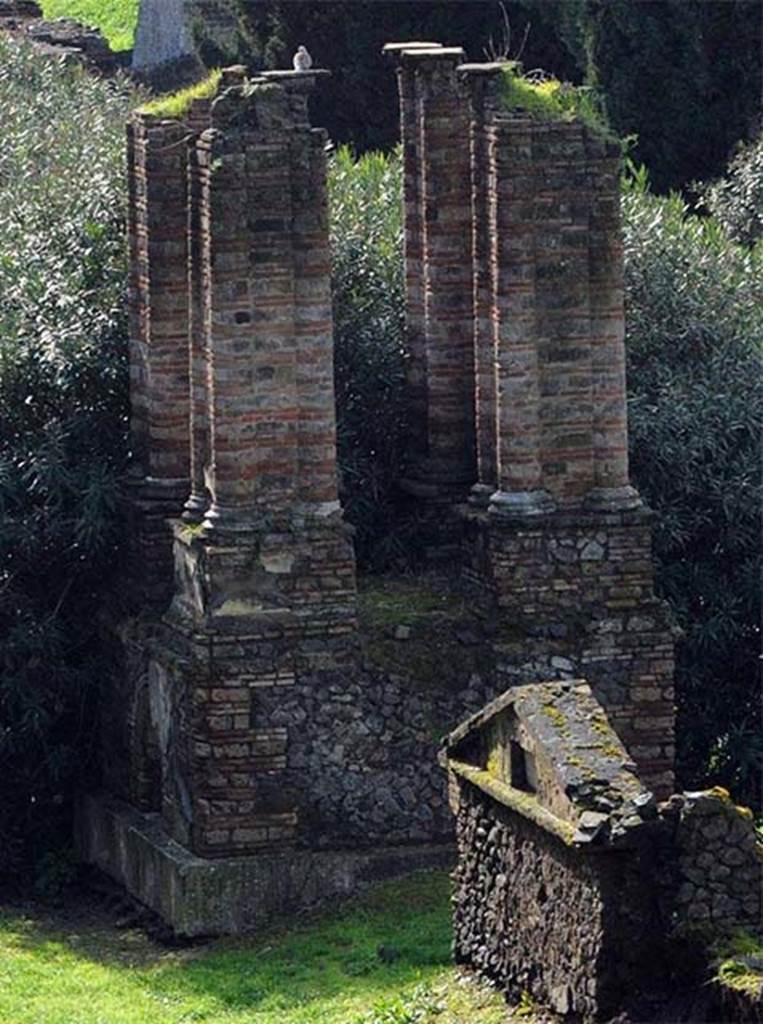 Pompeii Porta Nocera. Tomb 20EN. March 2014. Tetrapylon tomb.