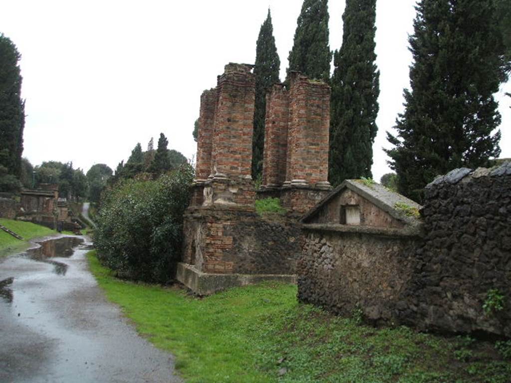 Pompeii Porta Nocera. Tombs 20EN (centre) and 22EN (right). Looking west along Via delle Tombe.December 2004.