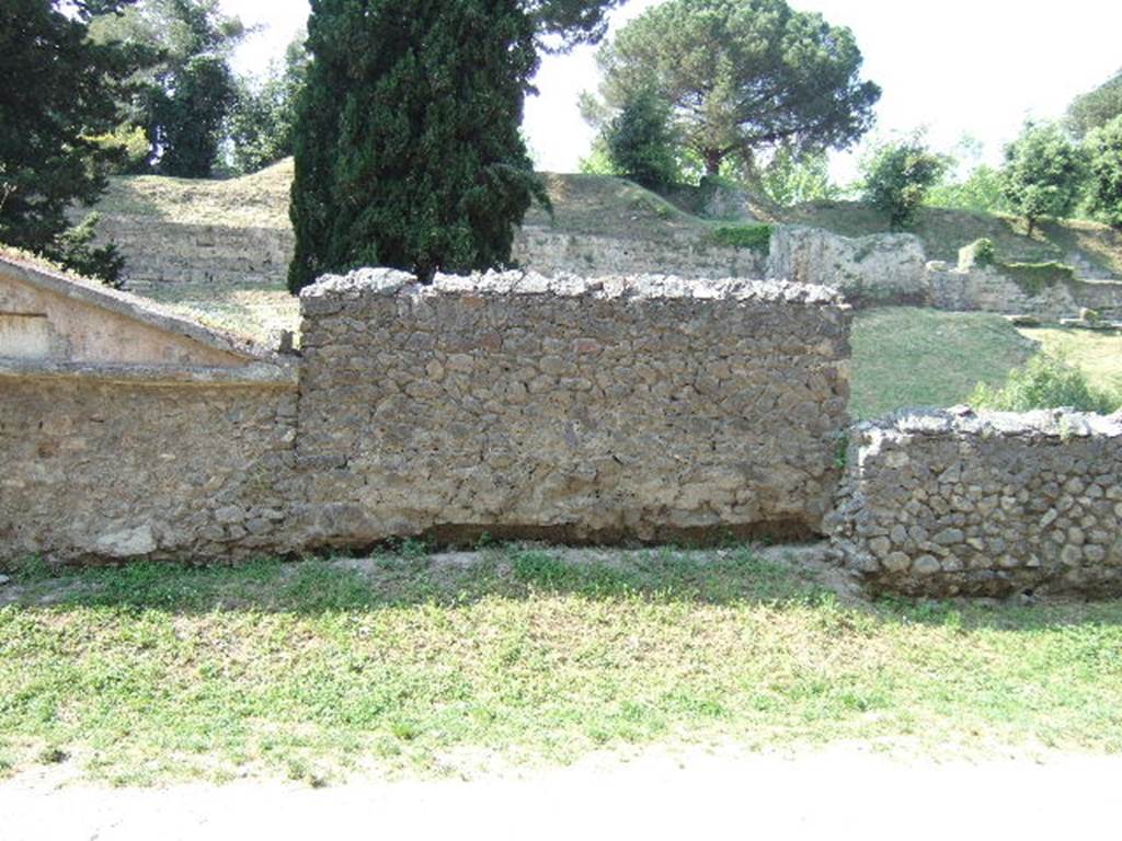 Pompeii Porta Nocera. Tomb 24EN, behind the highest wall. Inside the tomb was a columella for a male but with no inscription. May 2006.