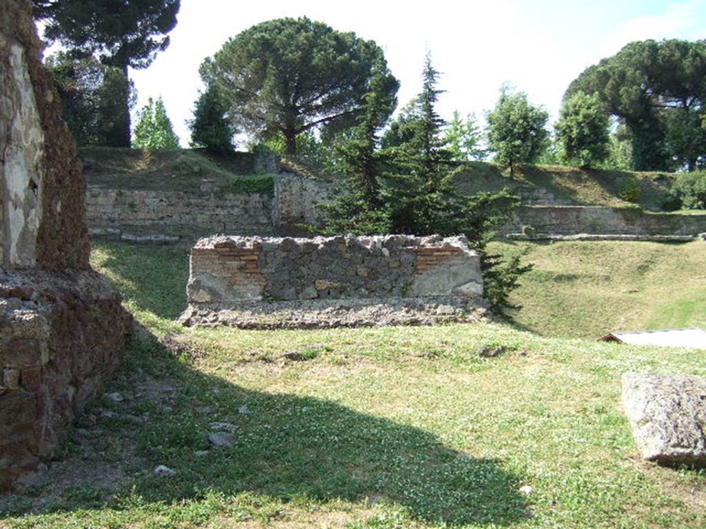 Pompeii Porta Nocera. May 2006. Tomb 32EN, tomb of Lucius Sepunius Sandilianus?  Looking north. 
Two lava cippi were found in front of the tomb.
One had no inscription. The other had the Latin inscription
L(uci)  SEPVNI  L(uci)  F(ili)
SANDIL[ia]N[i]
[i]N  FRONTEM
P(edes)  XX  IN  A[g]R(um)
[P](edes)  XX  PVBLICE
DATVM  EX  D(ecreto)  D(ecurionum).
See D’Ambrosio, A. and De Caro, S., 1983. Un Impegno per Pompei: Fotopiano e documentazione della Necropoli di Porta Nocera. Milano: Touring Club Italiano. (32EN).

