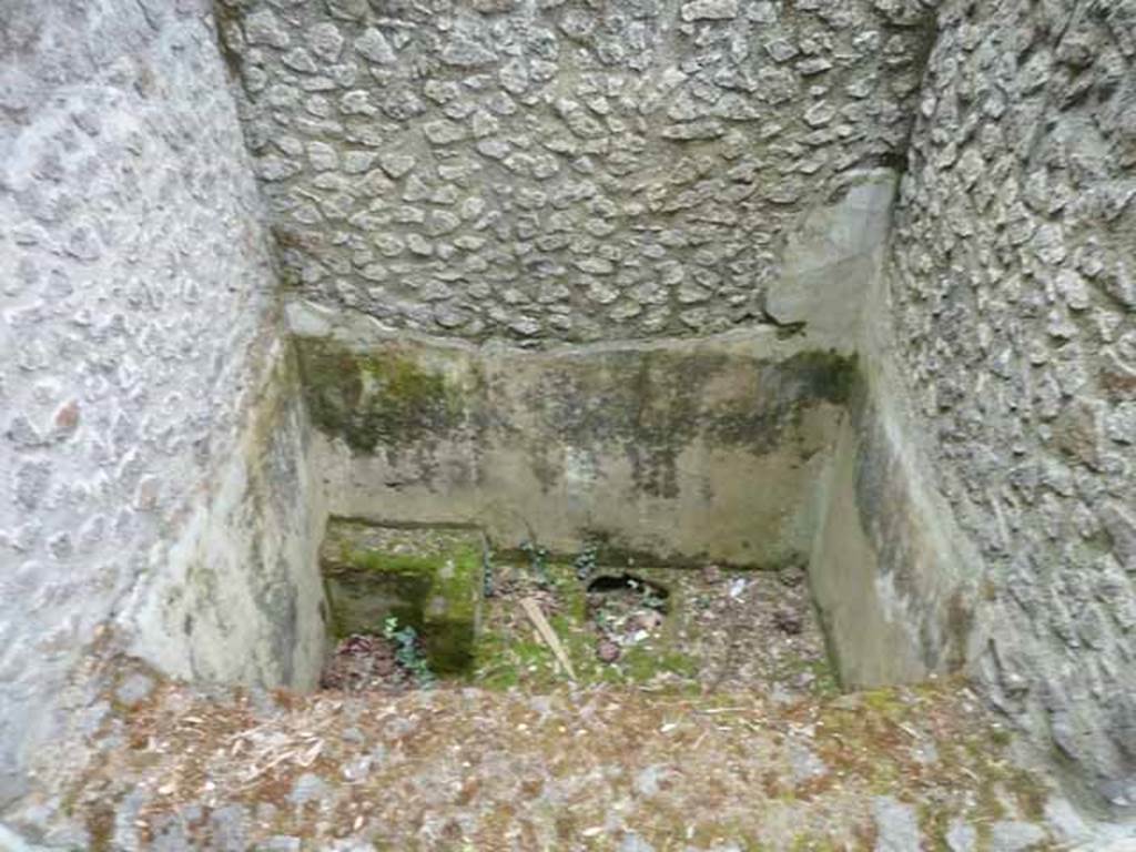 Pompeii Porta Nocera. Tomb 42EN, north side. May 2010.