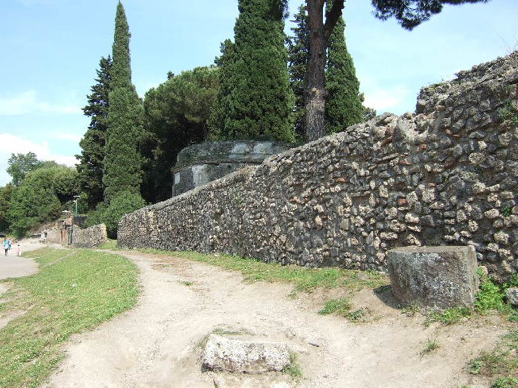 Pompeii Via delle Tombe. South-east side with 3ES centre, and 1ES on right. May 2006.