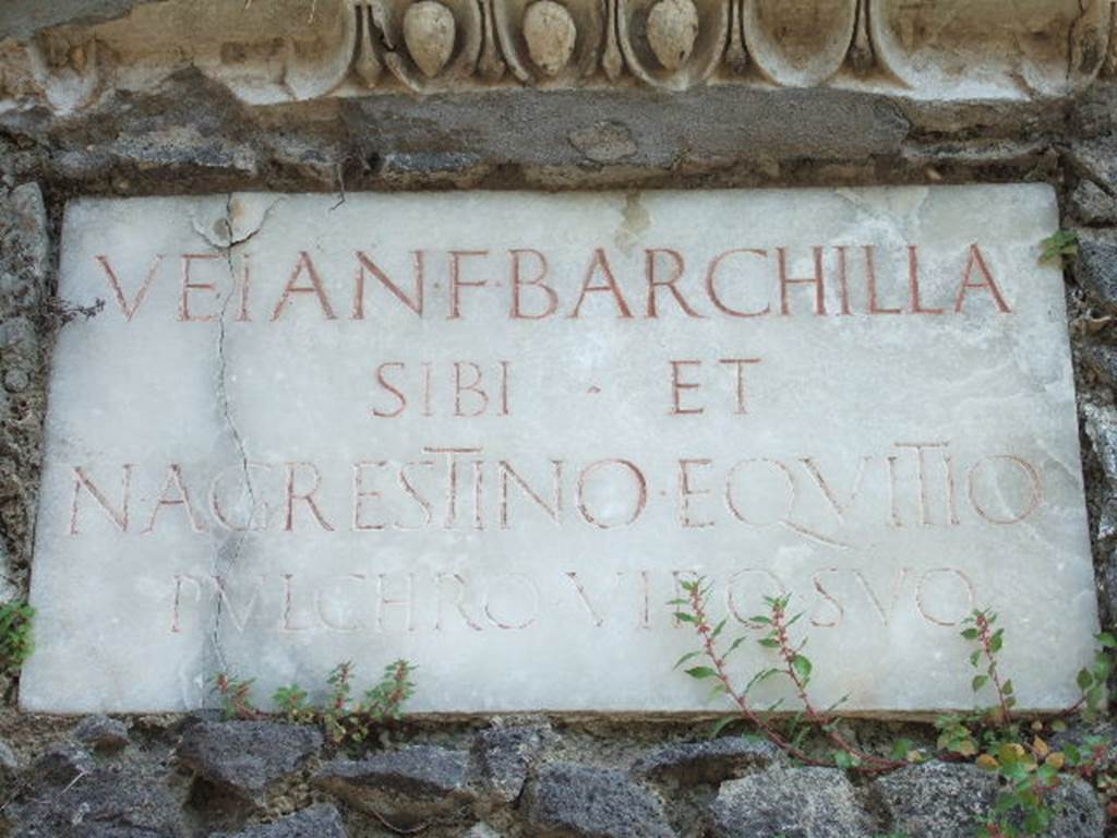 Pompeii Porta Nocera. Tomb 3ES.  May 2006.
Marble plaque with Latin inscription:
VEIA  N(umeri)  F(ilia)  BARCHILLA
SIBI  ET
N(umerio)  AGRESTINO  EQVITIO
PVLCHRO  VIRO  SVO.

