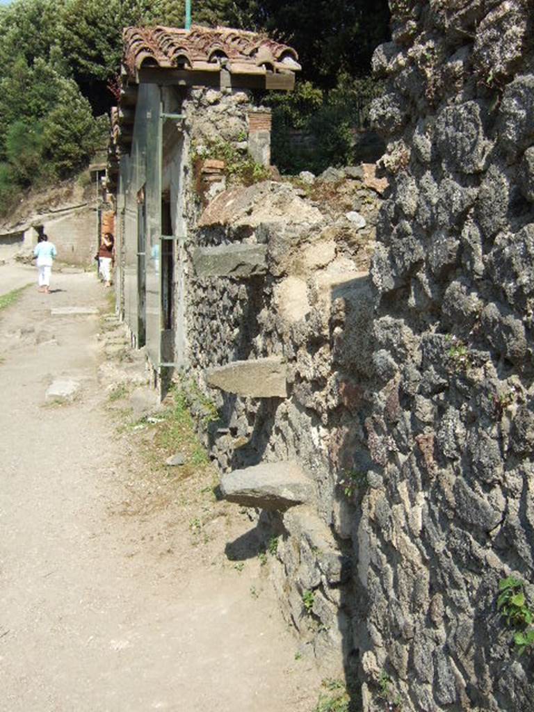 Pompeii Porta Nocera. Tomb 7ES. May 2006.
Entrance steps in wall, looking east on Via delle Tombe.
