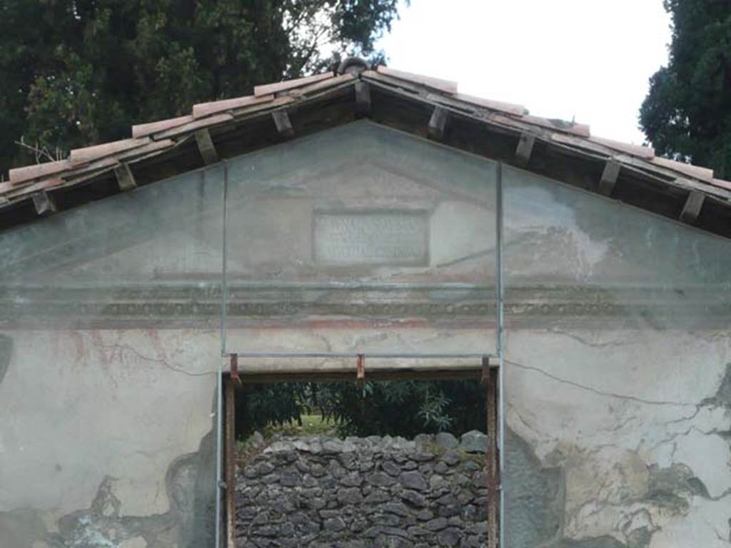 Pompeii Porta Nocera. Tomb 9ES. May 2011.
Triangular top with cornice on all three sides above entrance door.
Photo courtesy of Buzz Ferebee.
