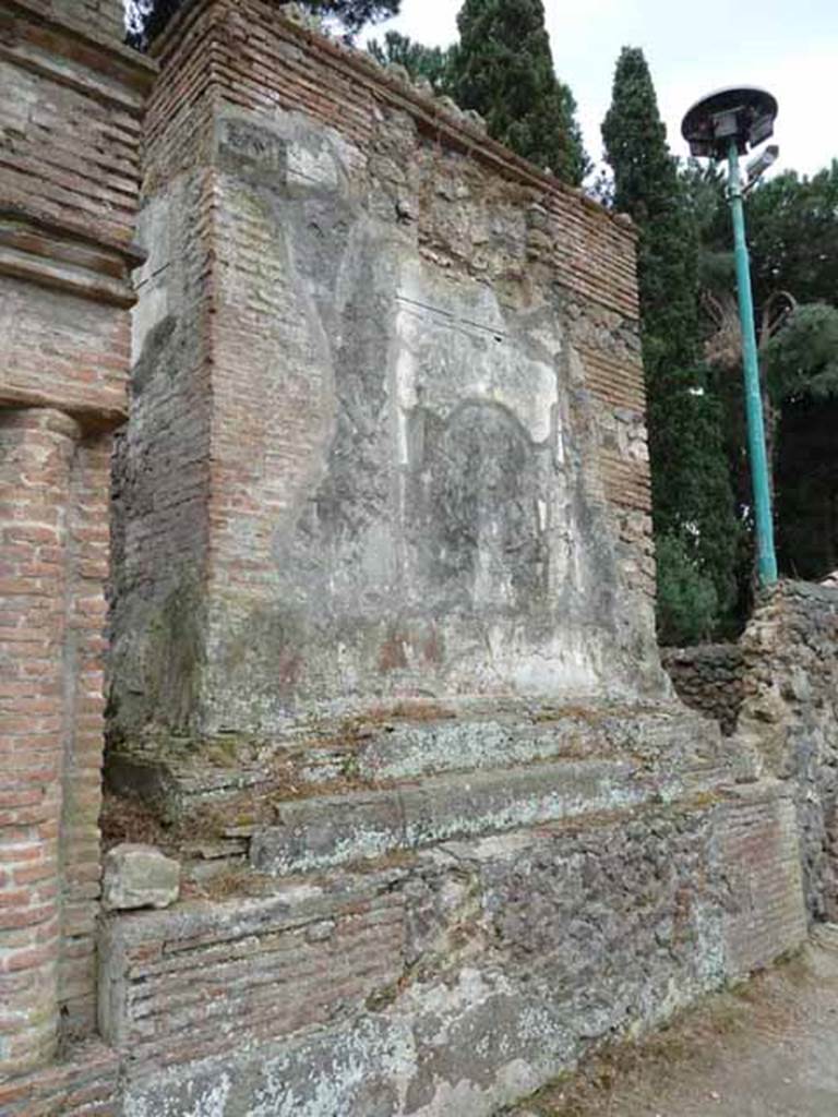 Pompeii Porta Nocera. May 2010.
Tomb 13ES, and on the left, the west side of Tomb 15ES.
