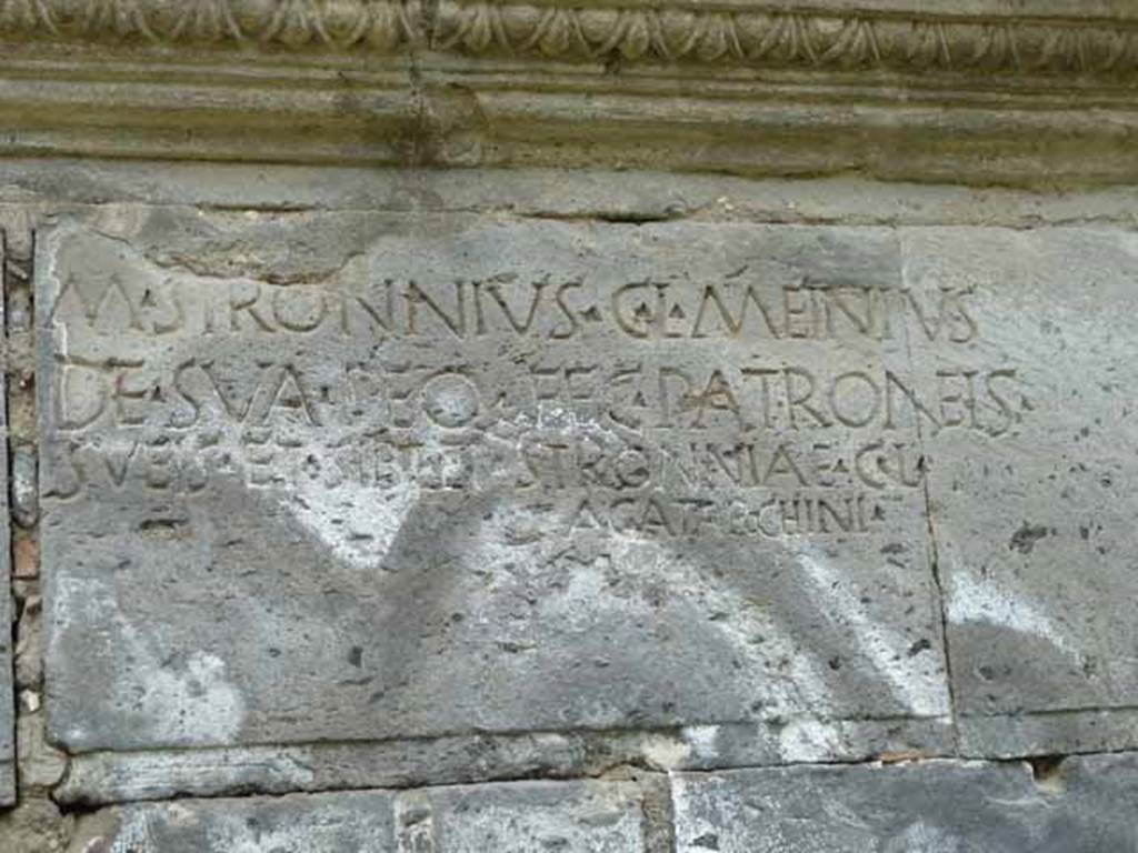Pompeii Porta Nocera. Tomb 31OS. May 2010. Inscription cut on west side of the front.
M(arcus) STRONNIVS C(ai) L(ibertus) MEINIVUS
DE SVA PEQ(unia) FEC(it) PATRONEIS
SVEIS ET SIBI ET STRONNIAE C(ai) L(ibertae)
ACATARCHINI.
