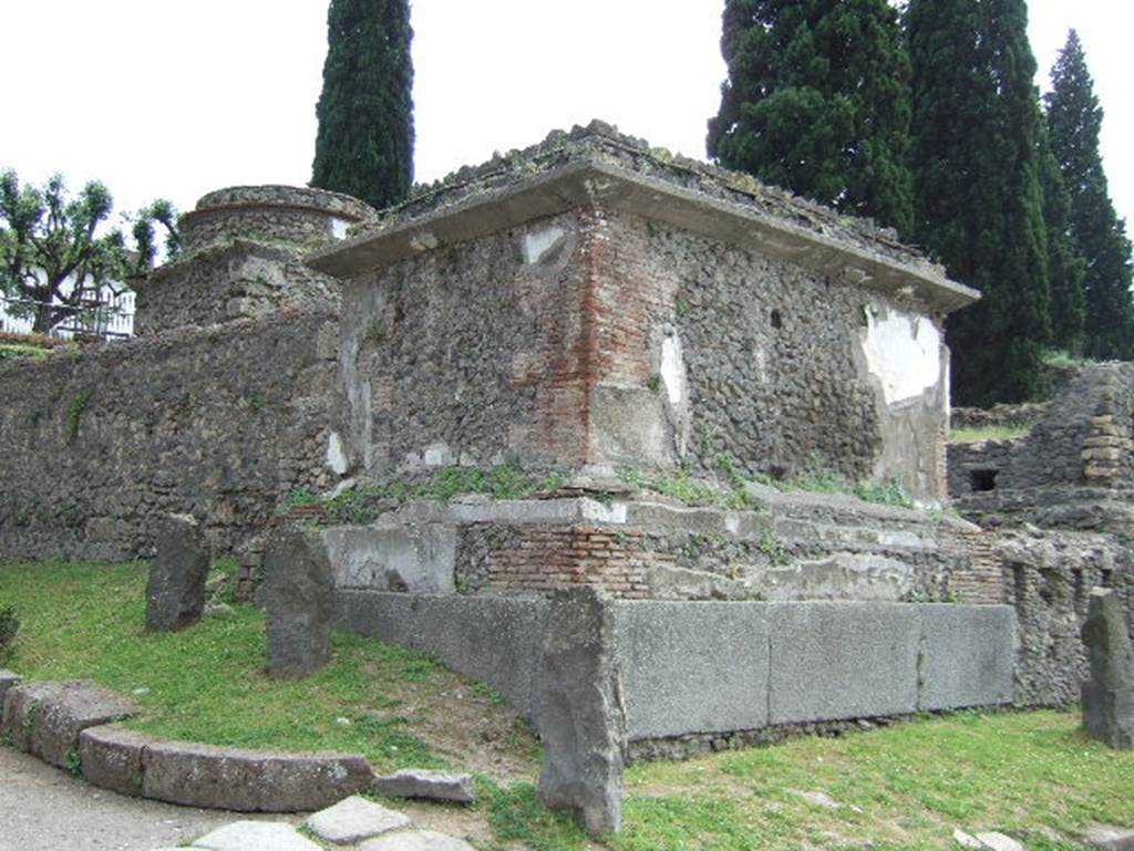 Pompeii Porta Nocera Tomb 1OS. Square tomb at the front with 3OS the round tomb at the rear. May 2006.