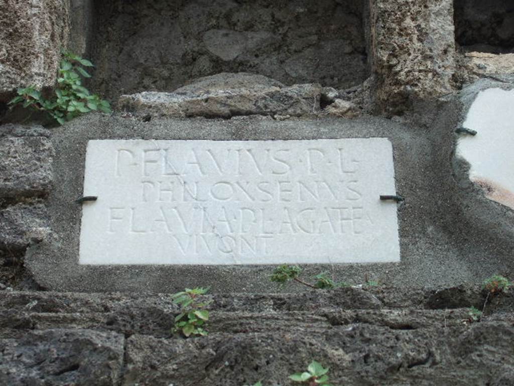 Pompeii Porta Nocera Tomb 7OS. May 2006. Marble plaque with inscription.
P(ublius)  FLAVIVS  P(ubli)  L(ibertus) 
PHILOXSENVS
FLAVIA  P(ubli)  L(iberta)  AGAT(h)E(a)
VIVONT.
