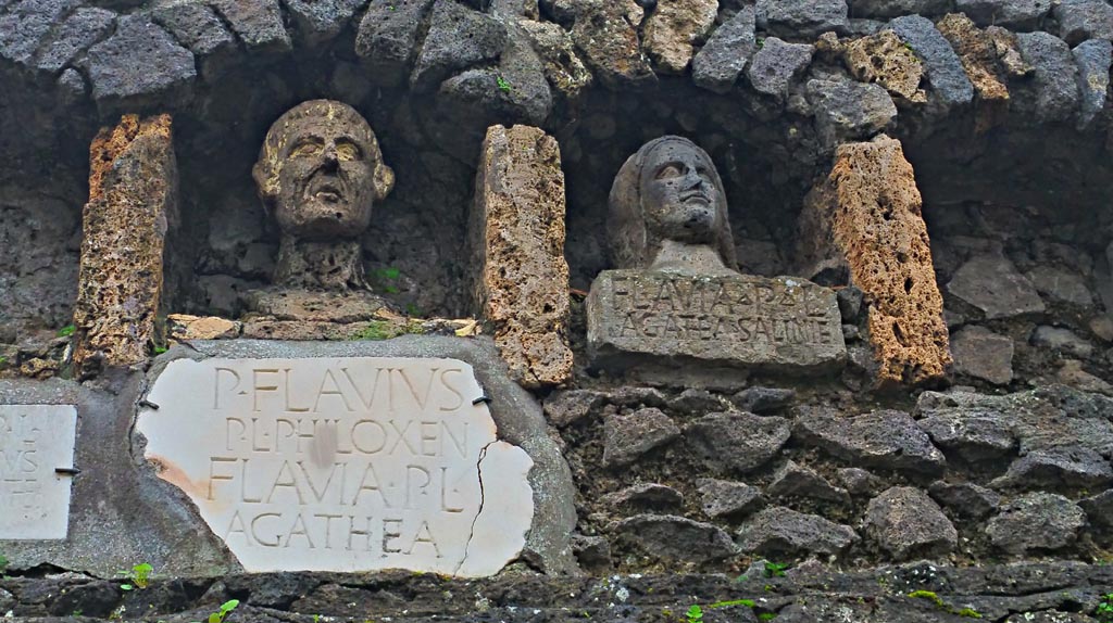 Pompeii Porta Nocera. 2017/2018/2019. Tomb 7OS. Busts and plaques with inscriptions. Photo courtesy of Giuseppe Ciaramella.