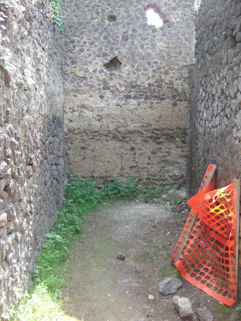 Pompeii Porta Nocera. May 2006. Tomb 7OS. Looking west along rear south wall towards wall of Tomb 9OS.