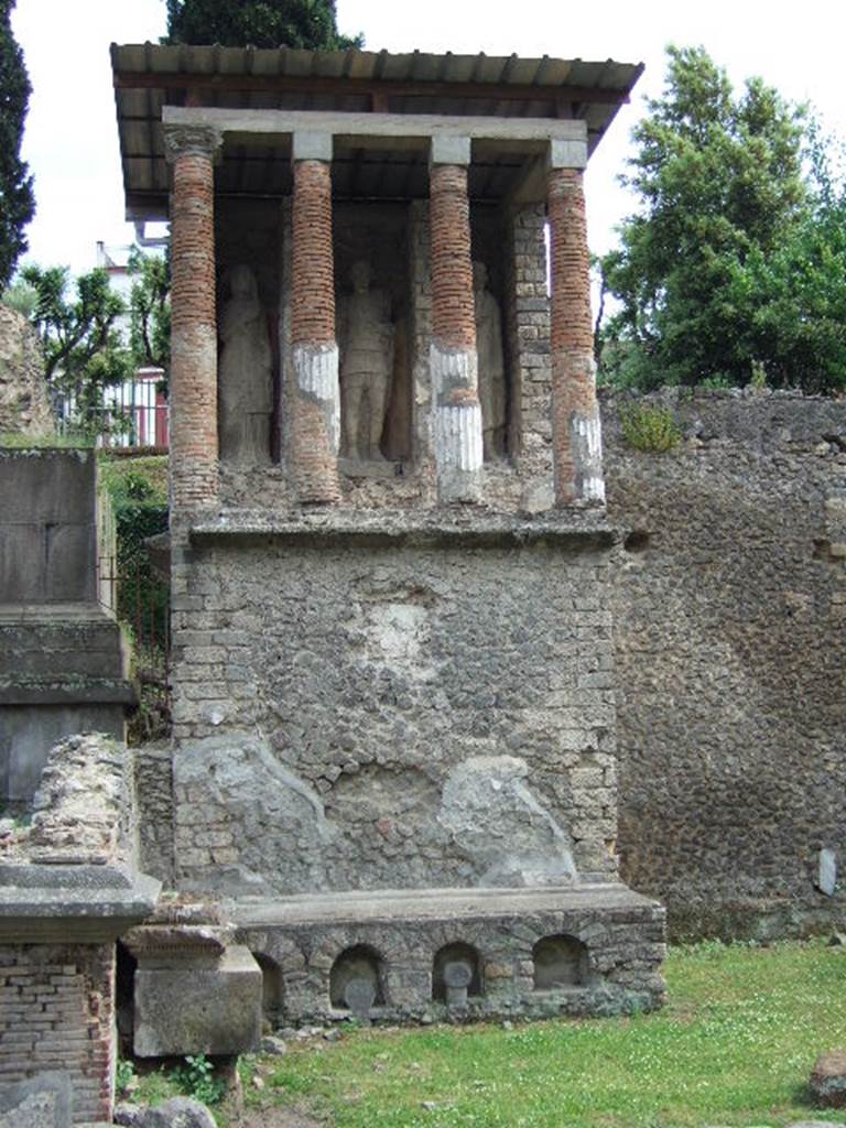 Pompeii Porta Nocera Tomb 13OS. Tomb of Marcus Octavius and Vertia Philumina. There was plaque on the front with the Latin inscription
M(arcus) OCTAVIUS M(arci) F(ilius)
MEN(enia) ET VERTIA G(aiae) L(iberta)
PHILUMINA IN LOCO
COMMUNI MONUMENT(um) COMMUNEM SIBEI
POSTEREISQUE SUEIS FECERUNT.
See D’Ambrosio, A. and De Caro, S., 1983. Un Impegno per Pompei: Fotopiano e documentazione della Necropoli di Porta Nocera. Milano: Touring Club Italiano. (13OS).