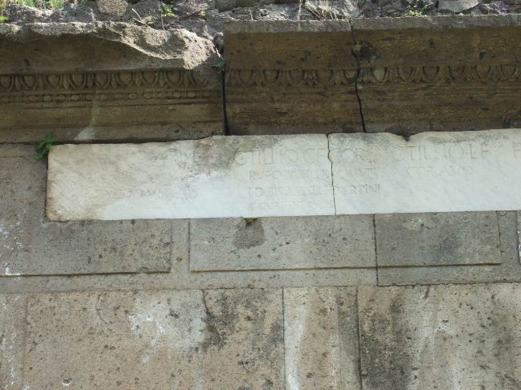 Pompeii Porta Nocera. Tomb 17OS. May 2006. Marble plaque with inscriptions, left hand side. 
From left to right the inscriptions read:

L(ucius?)  TILLIVS  C(ai)  F(ilius)  COR(nelia)
TR(ibunus)  MIL(itum)  LEG(ionis)
X  EQVUEST(ris)
DVOVIR  I(ure)  D(icundo).

C(aio)  TILLIO  C(ai)  F(ilius)  COR(nelia)
RVFO  PATRI,  DVOMVIR(o)
I(ure)  D(icundo)   BIS  AEDILI I(ure)  D(icundo)  ARPINI
AVGURI  VERVLIS.

C(aio)  TILLIO  L(uci)  F(ilius)
COR(nelia)  AVO.

FADIAE  C(ai)  F(iliae)
MATRI.

C(aio)  TILLIO  C(ai)  F(ilio)  COR(nelia)
RVFO  FRATRI  TR(ibuno)  MIL(itum)
LEG(ionis)  X  AVGVRI  VERVLIS.

See D’Ambrosio, A. and De Caro, S., 1983. Un Impegno per Pompei: Fotopiano e documentazione della Necropoli di Porta Nocera. Milano: Touring Club Italiano. (17OS)
