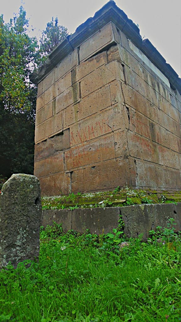 Pompeii Porta Nocera. 2016/2017.
Tomb 17OS. Looking towards east side with graffiti. Photo courtesy of Giuseppe Ciaramella.
