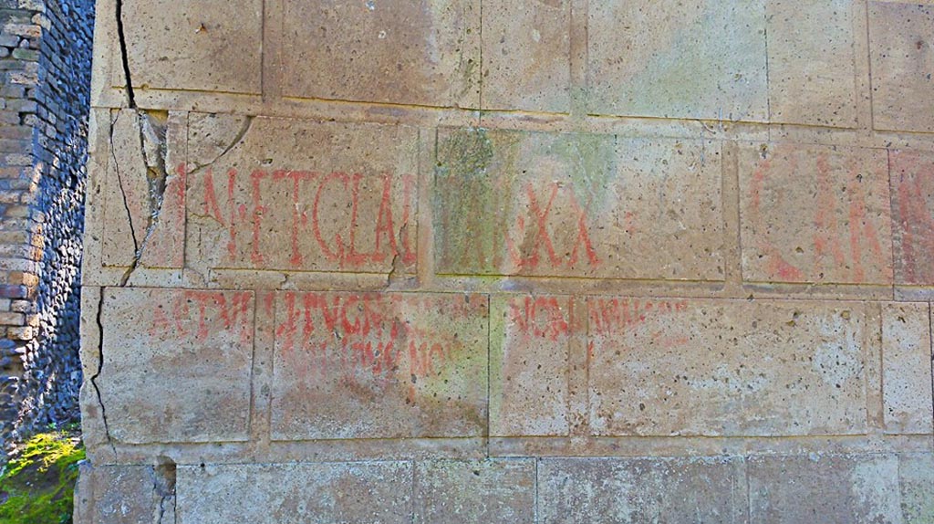 Pompeii Porta Nocera. 2015/2016. Tomb 17OS. Detail of graffiti on north side. Photo courtesy of Giuseppe Ciaramella.