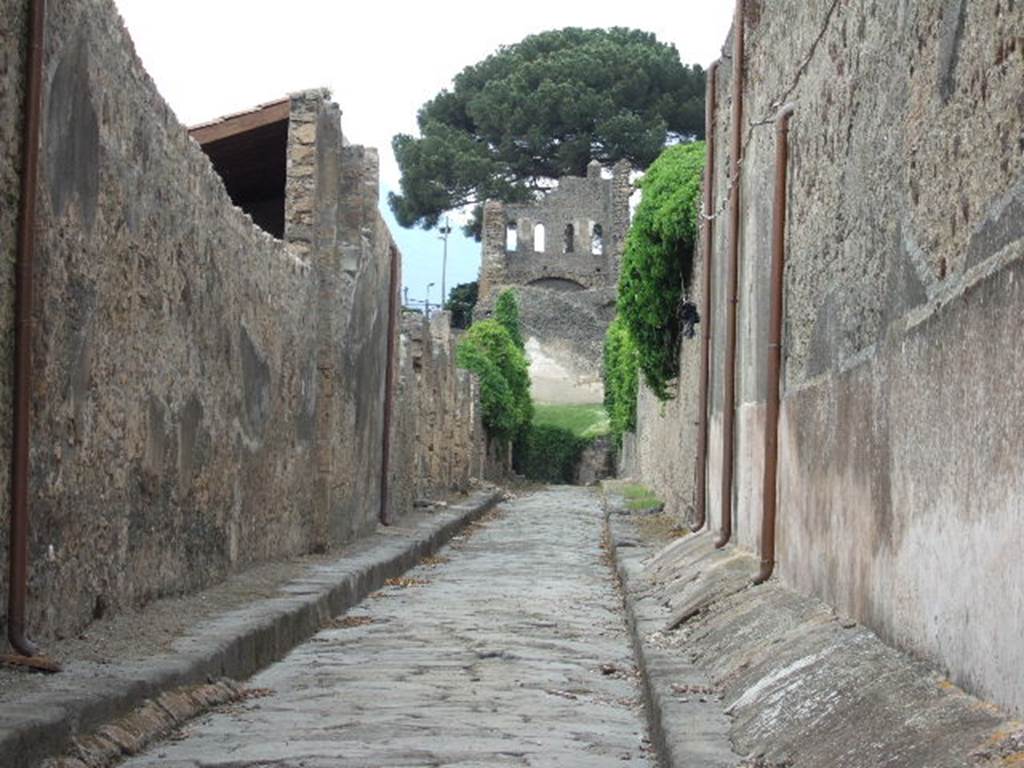 VI.11.10 Pompeii, on left. May 2006. Vicolo del Labirinto, looking north to Tower X, with VI.15 on right.