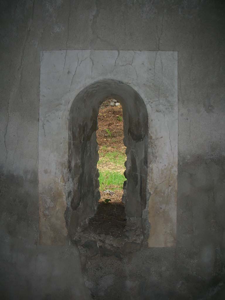 Tower X, Pompeii. May 2010. Arrow slit window at east end of north wall. Photo courtesy of Ivo van der Graaff