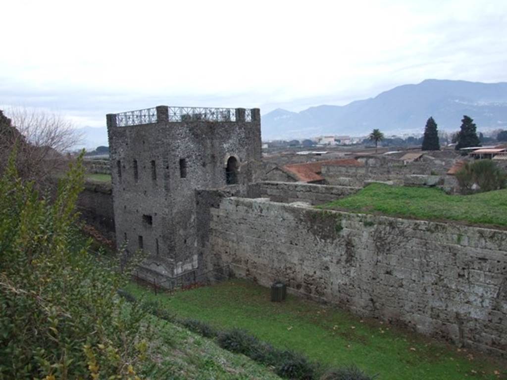 T11 Pompeii. Tower XI. December 2007. Looking south-east towards city walls and tower. 