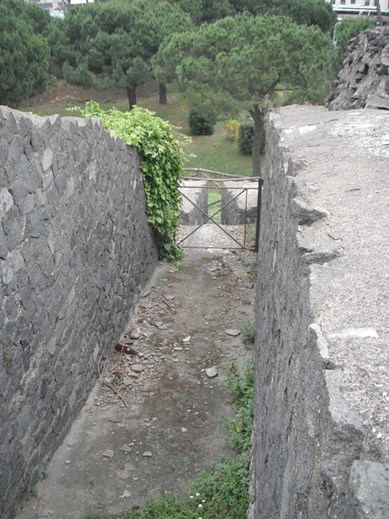 Tower V, Pompeii. May 2011. Passage along south side inside the tower. Photo courtesy of Ivo van der Graaff.