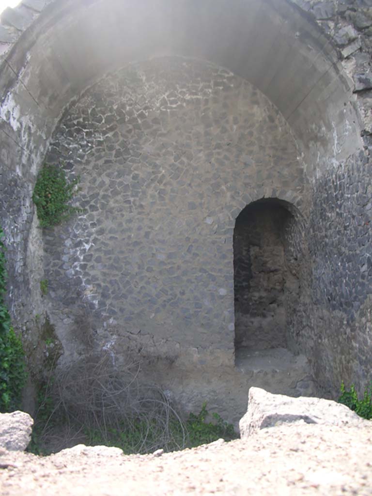 Tower V, Pompeii. May 2010. 
West wall of main chamber with vaulted roof. Photo courtesy of Ivo van der Graaff.
