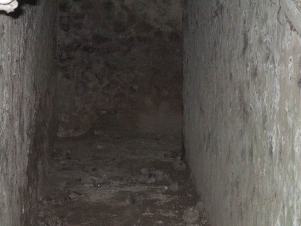 T7 Pompeii. Tower VII. May 2006. Looking south along corridor through arrow slit/window on east end of north wall.


.