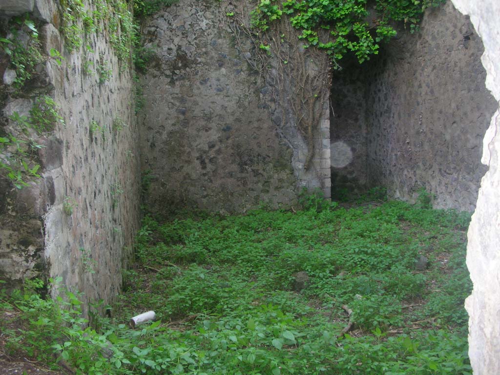 Tower VII, Pompeii. May 2010. Looking south through central window. Photo courtesy of Ivo van der Graaff.