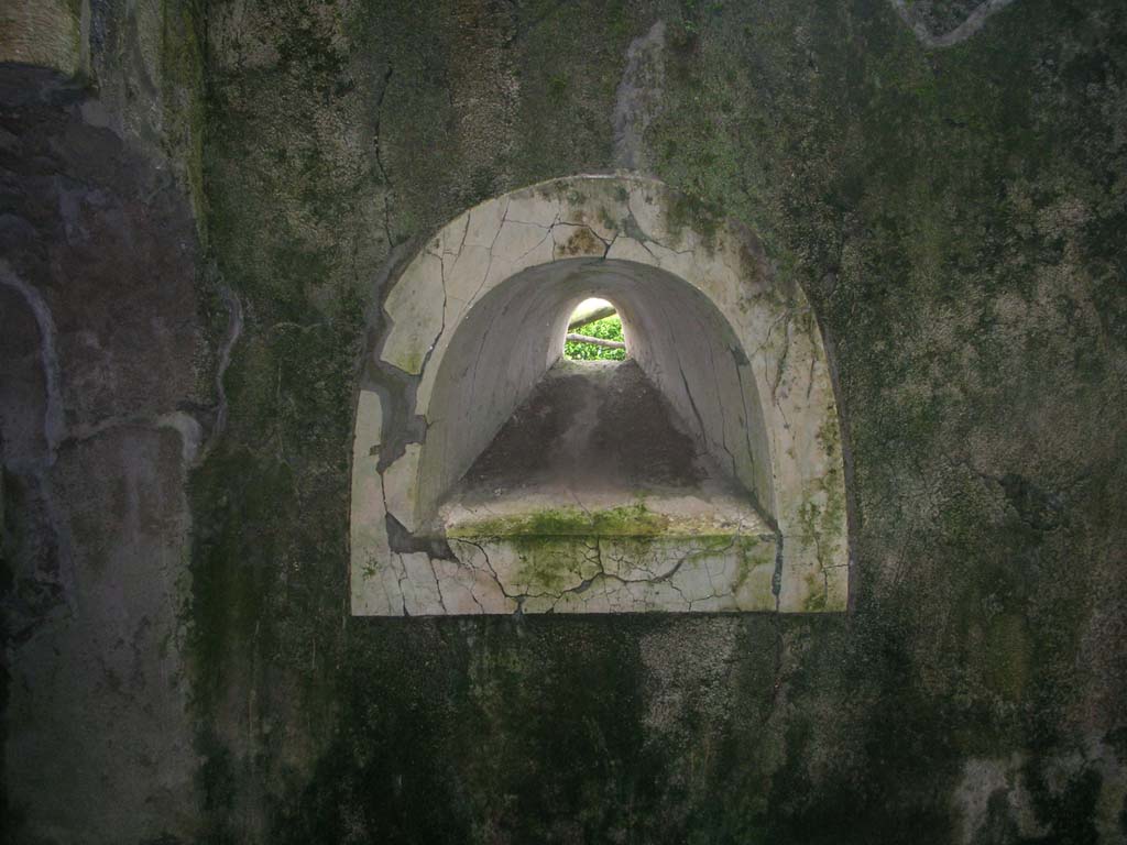 Tower VIII, Pompeii. May 2010. Detail of modified arrow slit in centre of the north wall. Photo courtesy of Ivo van der Graaff.