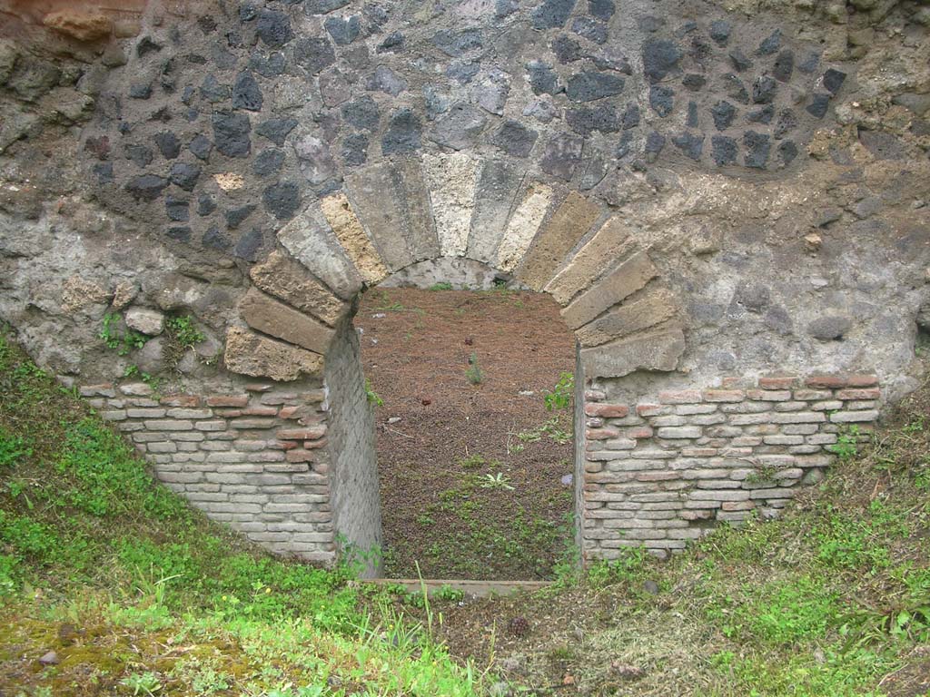 Tower IX, Pompeii. May 2010. Tower doorway in south wall, detail – looking north. Photo courtesy of Ivo van der Graaff.