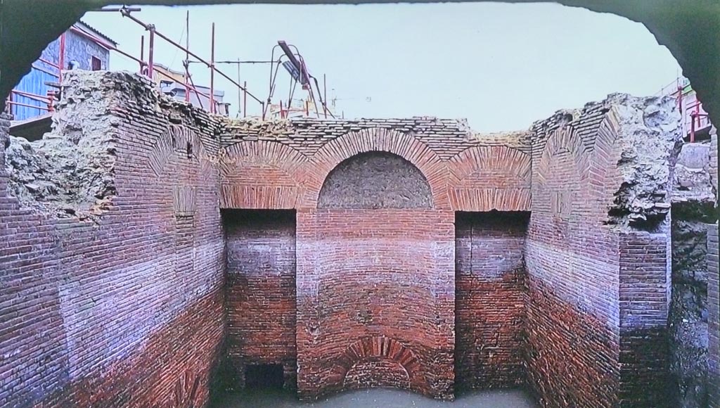 Complesso dei triclini in località Moregine a Pompei. 2000 excavation photo on display in Pompeii Palaestra September 2015. 
Room O with two alcoves, east end.
