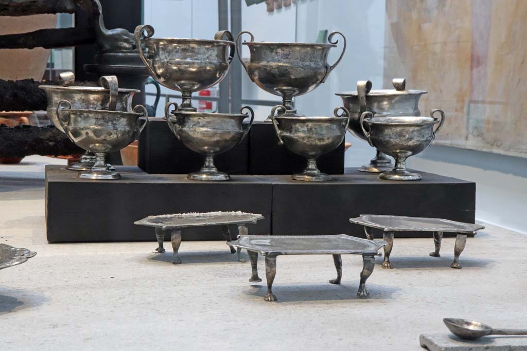 Complesso dei triclini in località Moregine a Pompei. February 2021. Detail of the eight silver cups, not embossed, three stands, and teaspoon found in Moregine.
Photo courtesy of Fabien Bièvre-Perrin (CC BY-NC-SA).
