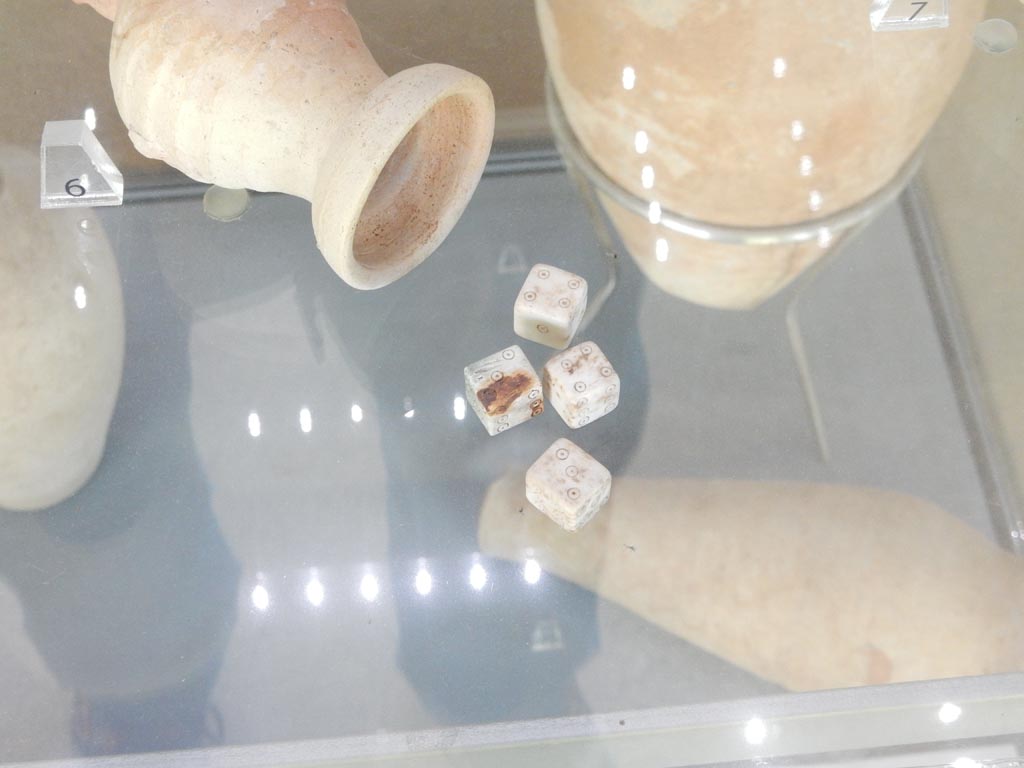 Complesso dei triclini in località Moregine a Pompei. May 2018. Small jar (fritilli) used for throwing dice.
Photo courtesy of Buzz Ferebee.

