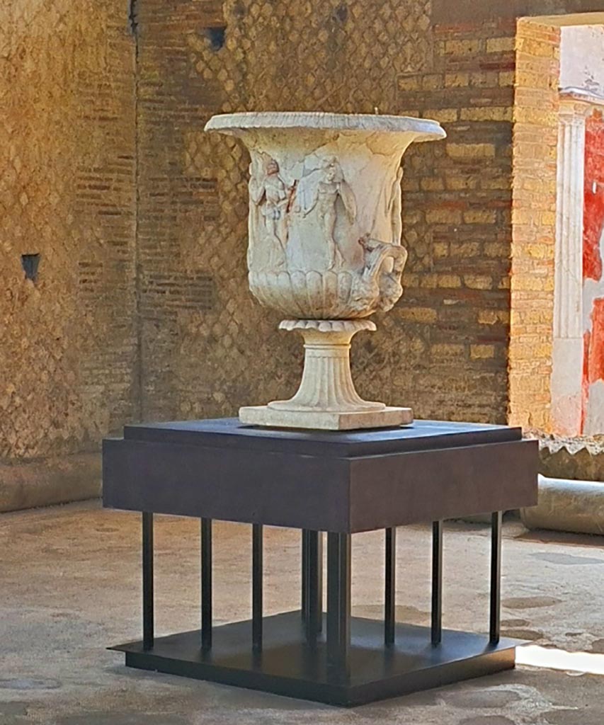 Oplontis Villa of Poppea, October 2023. 
Room 21, with large marble vase (Cratere) on display here, but found on the south side of the pool. 
Photo courtesy of Giuseppe Ciaramella. 

