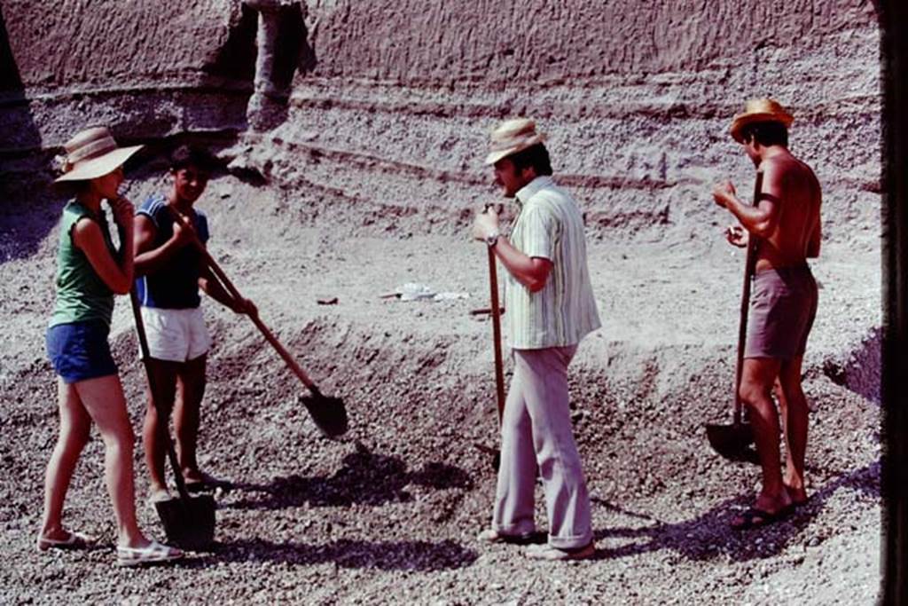 Oplontis, 1977. Taking a pause in their digging. Photo by Stanley A. Jashemski.   
Source: The Wilhelmina and Stanley A. Jashemski archive in the University of Maryland Library, Special Collections (See collection page) and made available under the Creative Commons Attribution-Non Commercial License v.4. See Licence and use details. J77f0126
