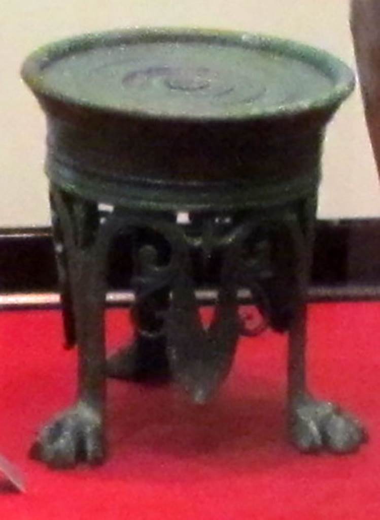 Gragnano, Villa rustica in Località Carmiano, Villa A. 
Second bronze lamp stand with feline feet, found in room 2.
Stabiae Antiquarium, inventory number 63278.
The lamp was found in room 6.
Detail from photo courtesy of Donna Dollings.

