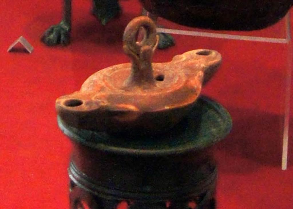 Gragnano, Villa rustica in Località Carmiano, Villa A. Double ended terracotta hanging lamp found in room 6.
Stabiae Antiquarium, inventory number 63543. 
Detail from photo courtesy of Margaret Hicks.
