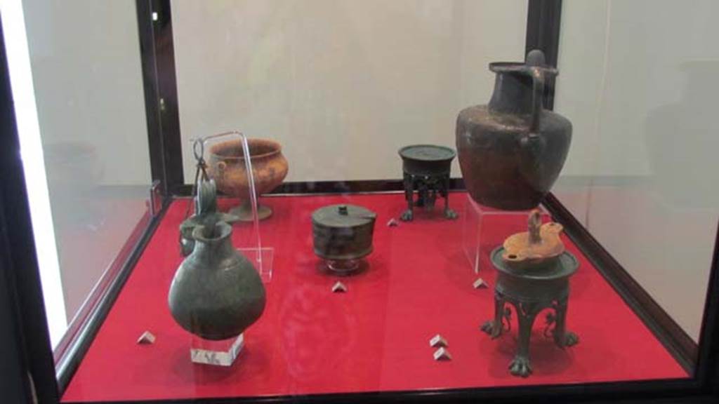 Gragnano, Villa rustica in Località Carmiano, Villa A. Items found in various rooms.
Stabiae Antiquarium, inventory numbers 
63539 jug found in room 6.
63437 bronze perfume holder found in room 1.
63464 cup found in room 7.
63528 pyx found in room 9.
63278 (rear) 63279 (front) lamp stands found in room 2.
63543 lamp found in room 6.
63377 jug found in room 4.
Photo courtesy of Donna Dollings.
