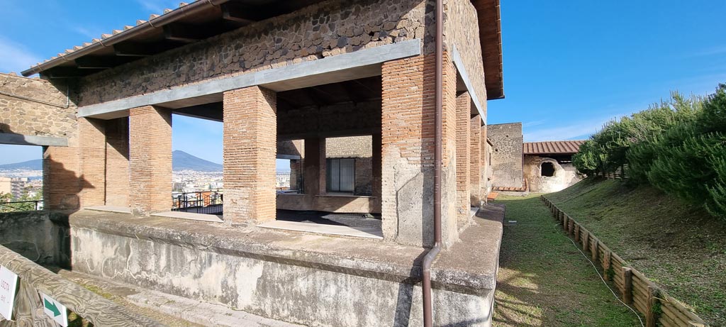Stabiae, Villa Arianna, September 2015. Steps to entrance doorway, looking west.