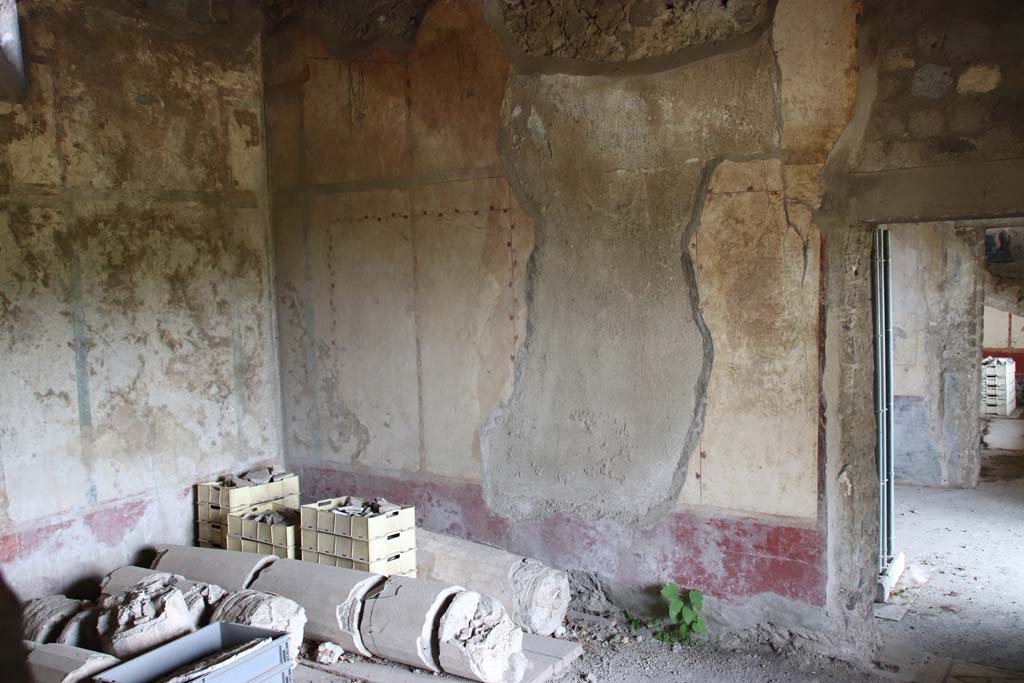 Stabiae, Villa Arianna, September 2021. Room M, looking towards south-east corner and south wall. Photo courtesy of Klaus Heese.