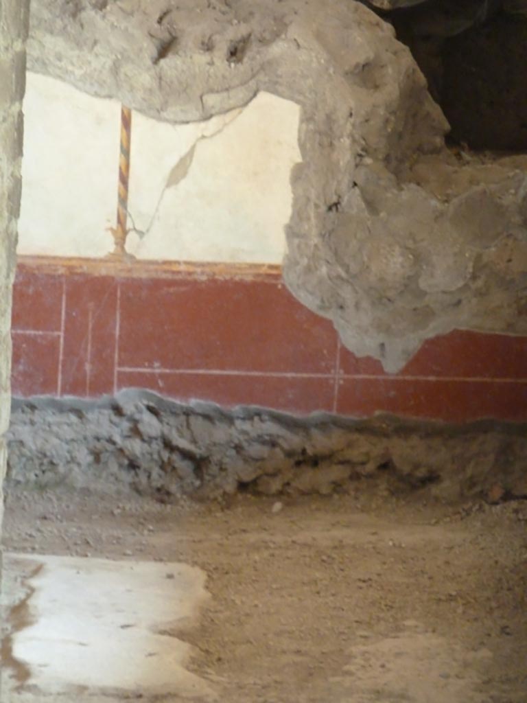 Stabiae, Villa Arianna, September 2015. Room O, south wall with remains of painted plaster.