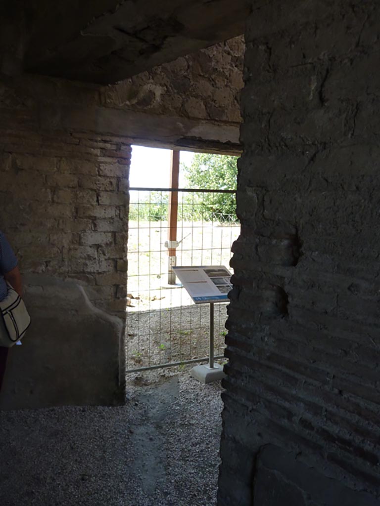 Stabiae, Villa Arianna, September 2015. 
Doorway to room G, at west end of north wall in entrance hallway room L
