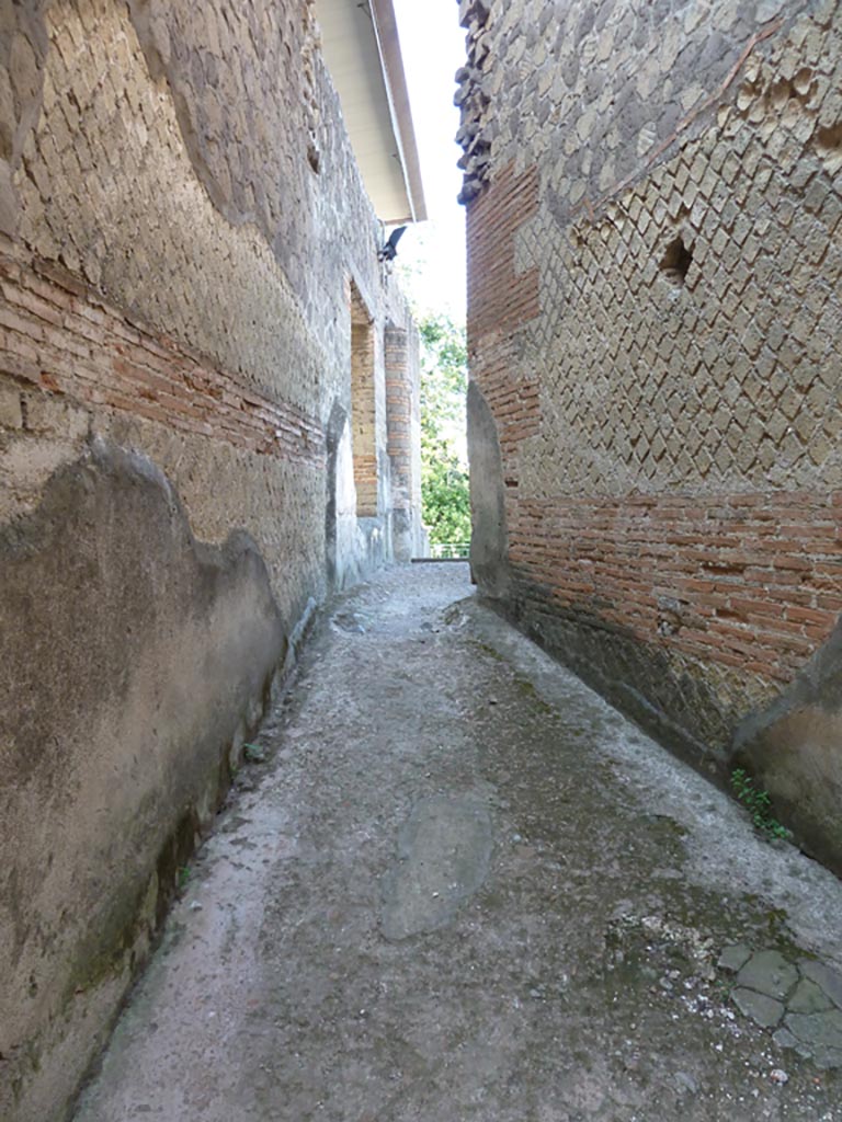 Stabiae, Villa Arianna, October 2022.  
Room G, looking south towards doorway to entrance hallway L. Photo courtesy of Klaus Heese
