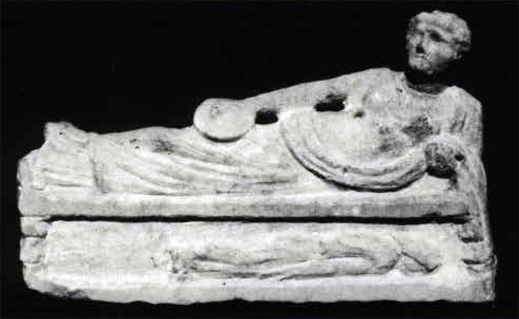 Boscoreale, Villa rustica in via Casone Grotta, proprietà Risi di Prisco. Lararium. Statuette of reclining female figure, as found.
See Rivista di Studi Pompeiani I, 1987, fig.26, p. 165.

