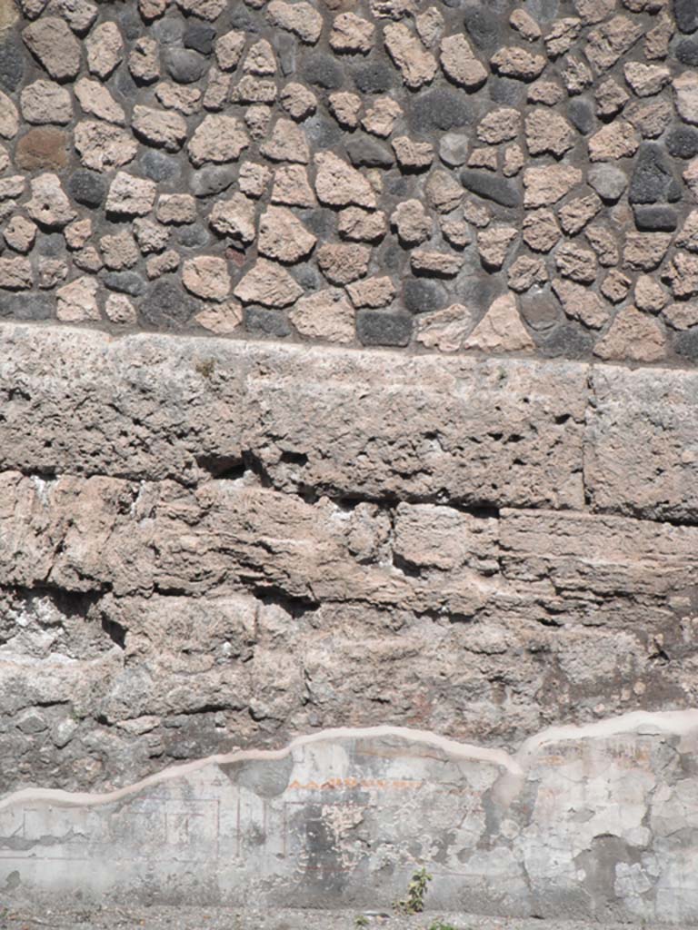 Walls on south side of Porta Marina, Pompeii. June 2012. 
Detail of stonework and remaining stucco from wall of Suburban Villa. Photo courtesy of Ivo van der Graaff.
