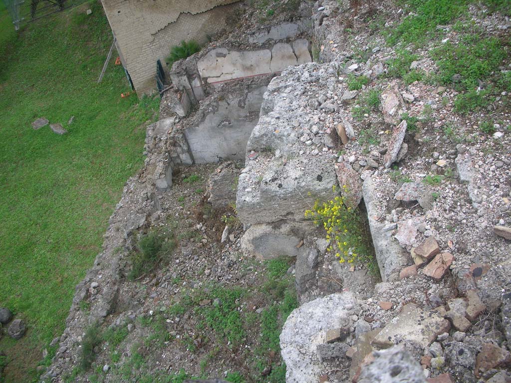 VIII.2.A Pompeii. May 2010. Looking down to lower floor and detail of walling. Photo courtesy of Ivo van der Graaff.

