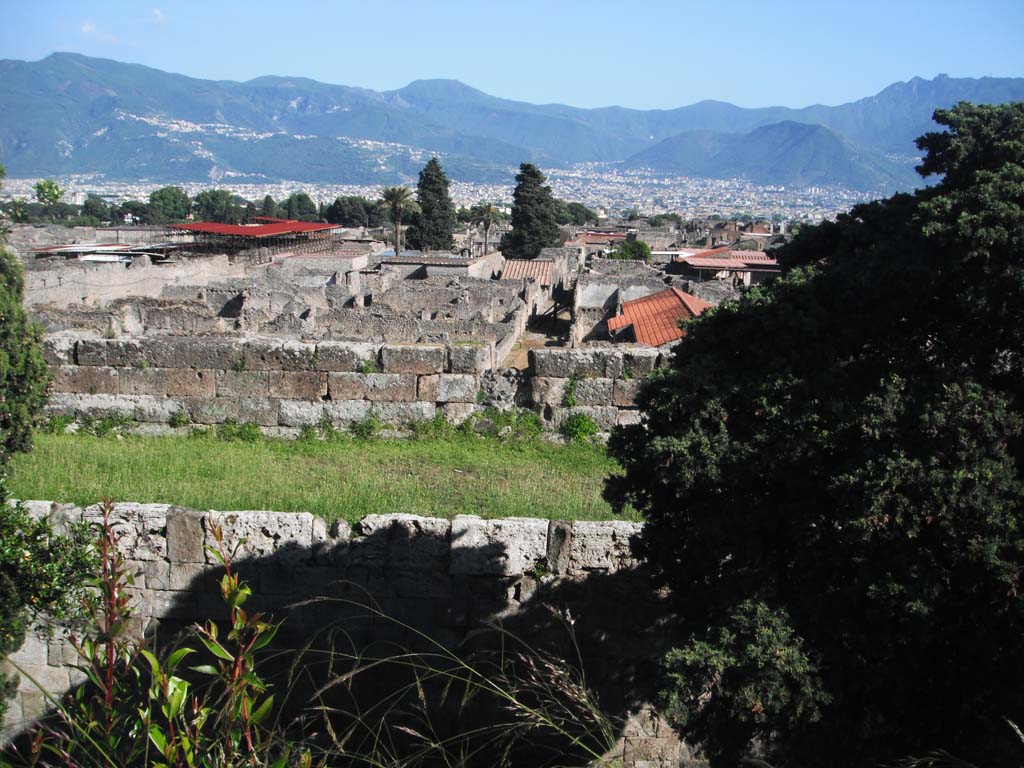 Walls on north side of Pompeii. June 2012. Looking south from east side of Tower XI. Photo courtesy of Ivo van der Graaff.