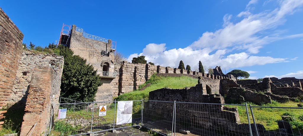 Tower XI and City Walls at end of Via di Mercurio, Pompeii. April 2022. Looking north-east.
On the right is part of VI.9.1. Photo courtesy of Giuseppe Ciaramella.


