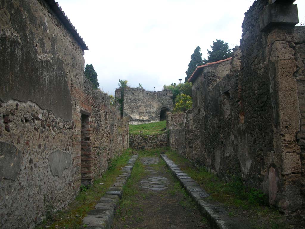 Vicolo di Modesto, Pompeii. May 2010. Looking north towards Tower XII. Photo courtesy of Ivo van der Graaff